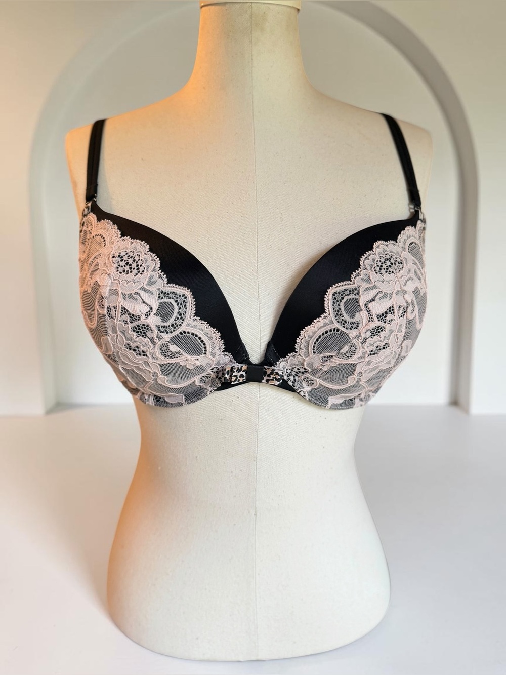 NWT Victoria's Secret Dream Angels Push-Up Plunge Bra Black Pink Lace Trim 36C